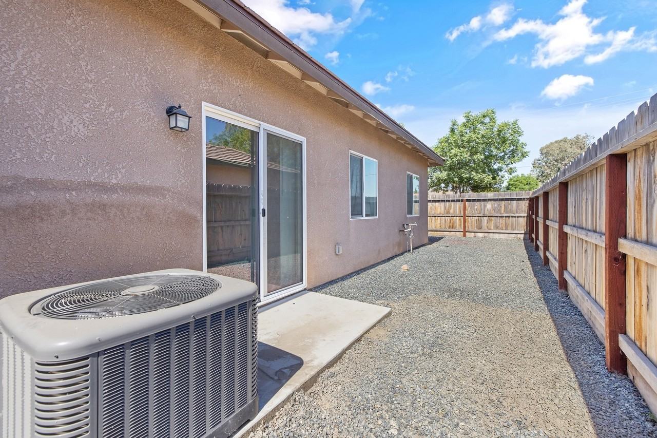 478 N 4th St #B - Photo 2 of 34