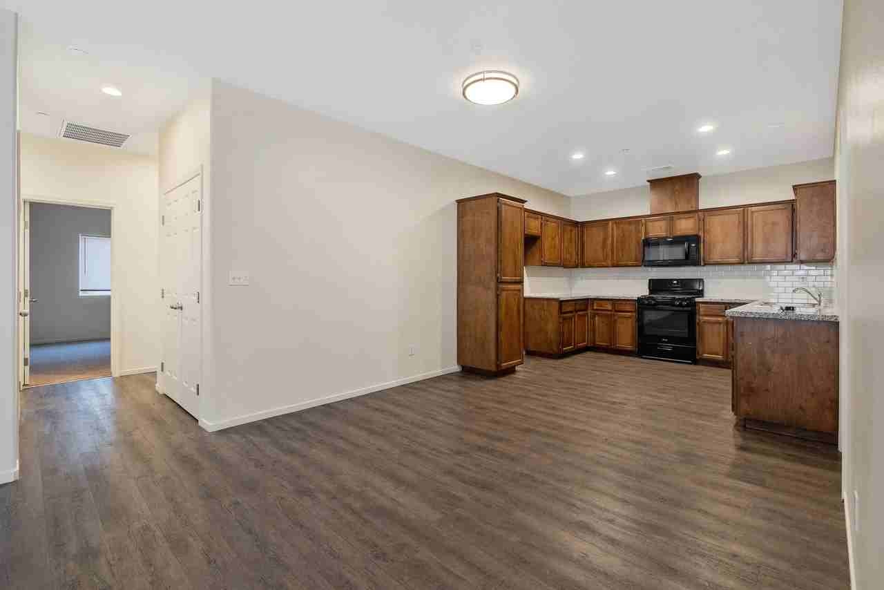 478 N 4th St #B - Photo 4 of 34