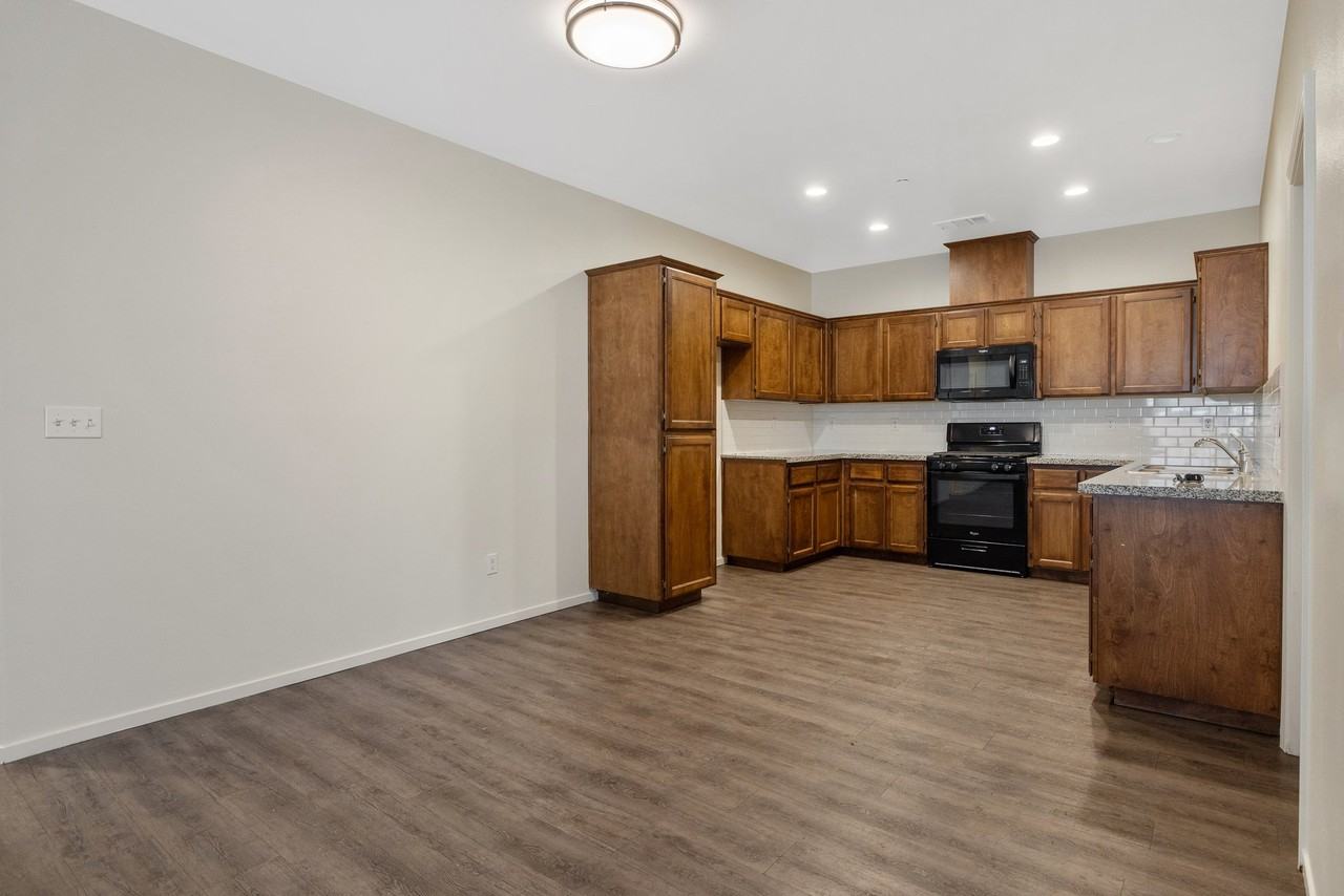 478 N 4th St #B - Photo 6 of 34