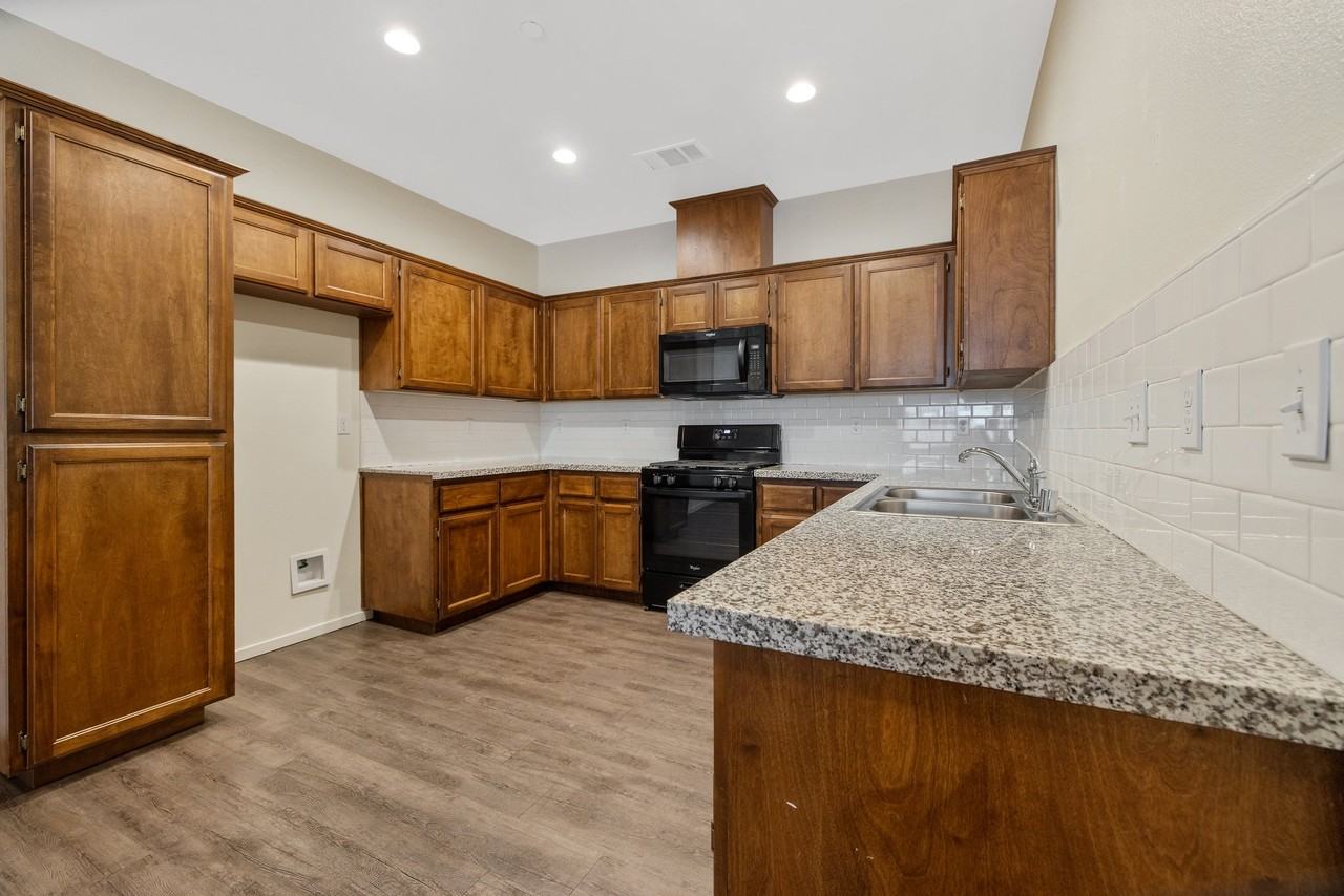 478 N 4th St #B - Photo 7 of 34