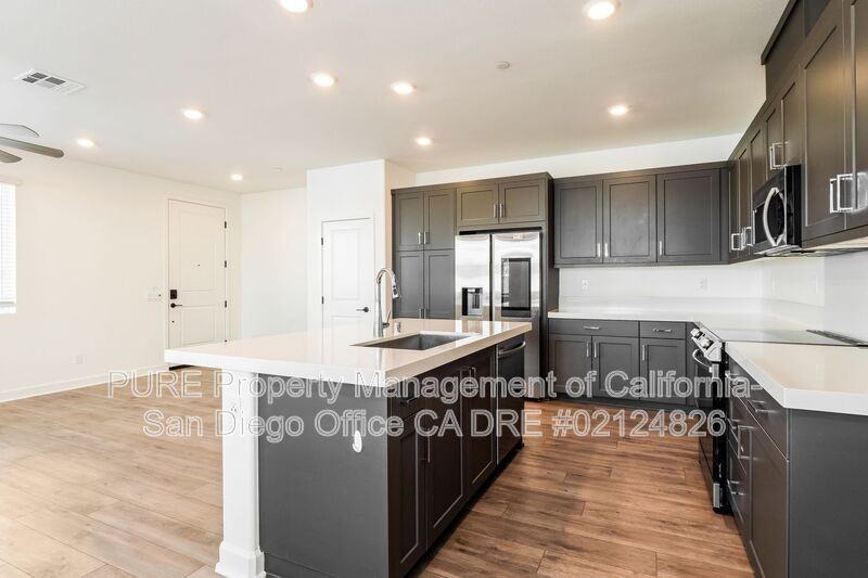 812 Mateo St #1 - Photo 6 of 18