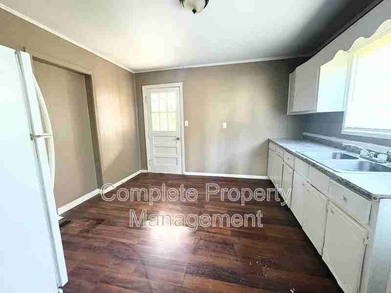 1252 18th Pl Sw - Photo 3 of 8