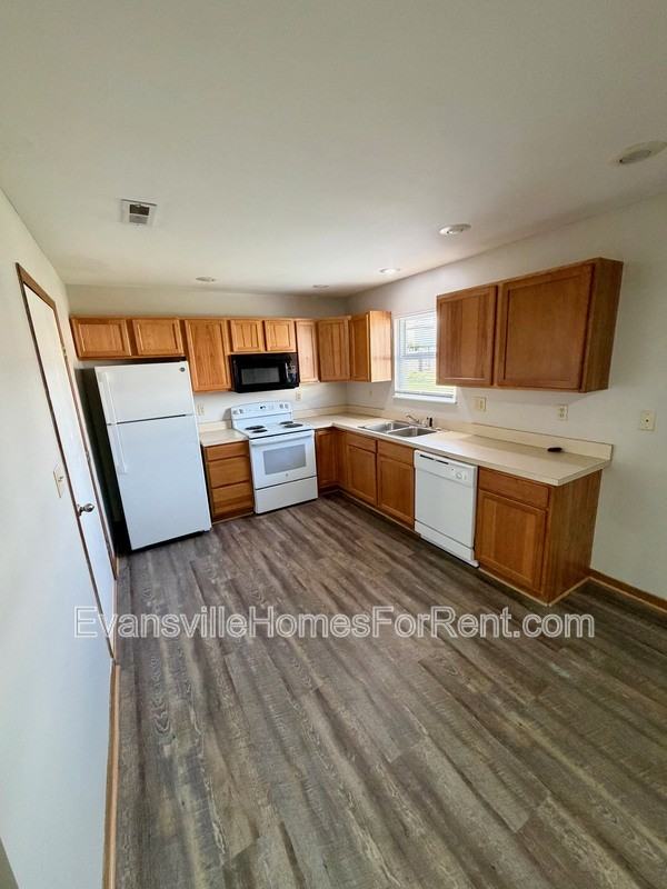 1113 W Oregon St - Photo 4 of 7