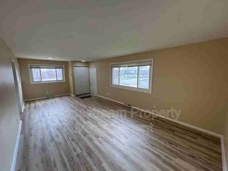 22 Whispering Dr - Photo 3 of 13