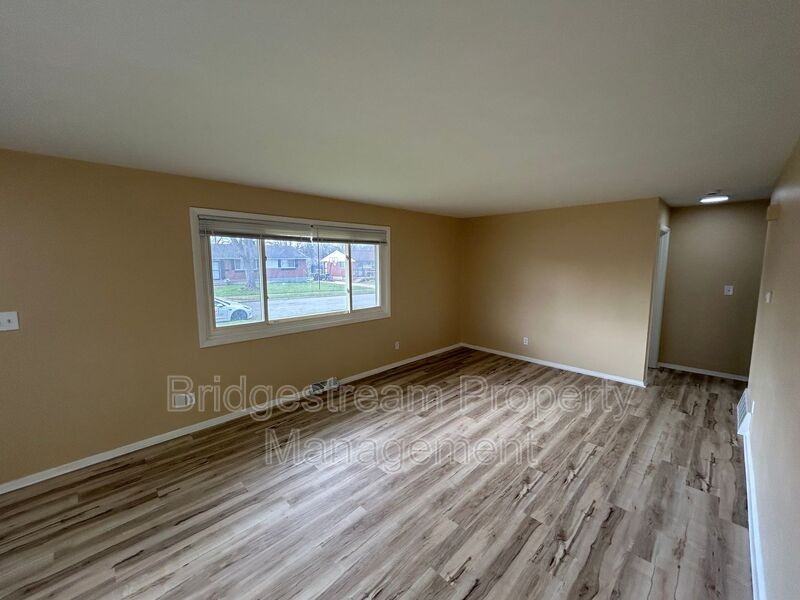 22 Whispering Dr - Photo 4 of 13