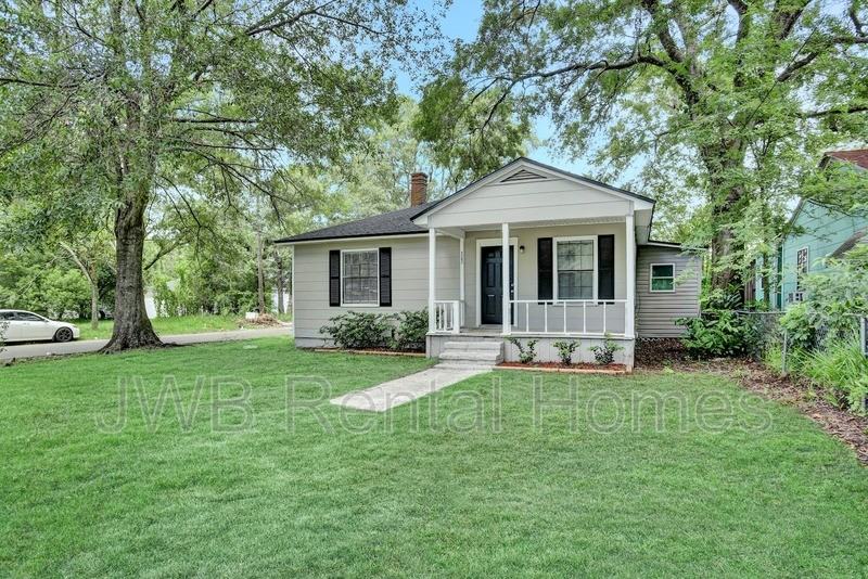 3263 Thomas St - Photo 3 of 22