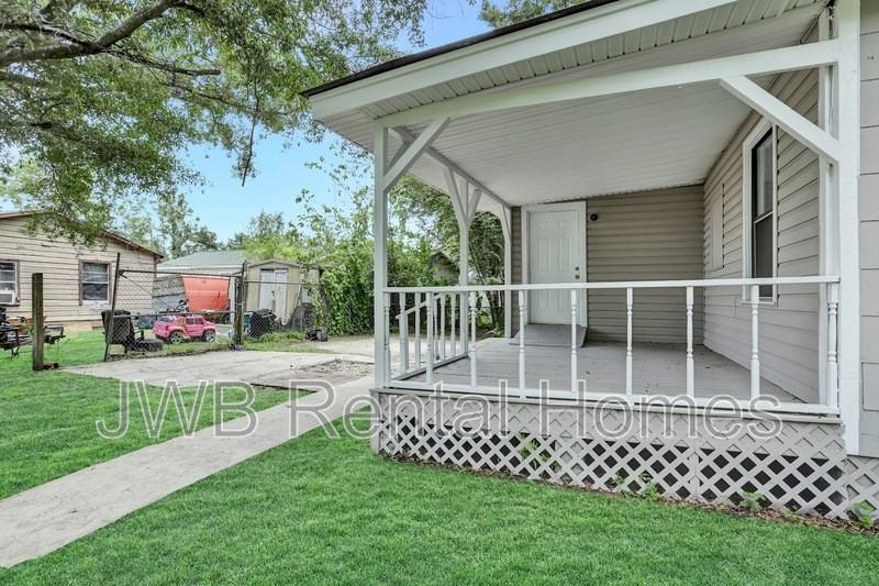 3263 Thomas St - Photo 4 of 22