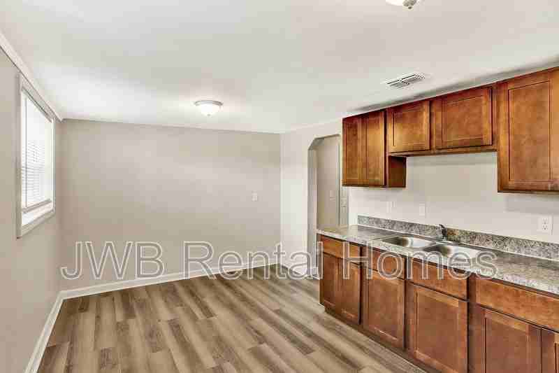 3263 Thomas St - Photo 7 of 22