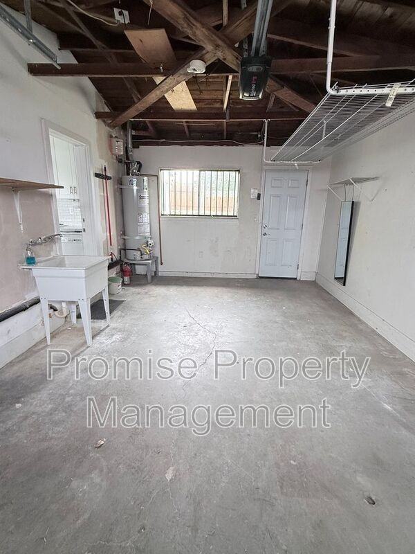 1601 Walton St - Photo 4 of 23