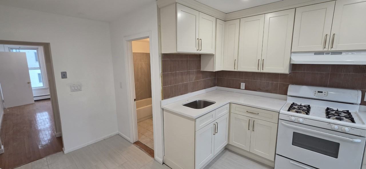 206 Chelsea St #3 - Photo 2 of 12