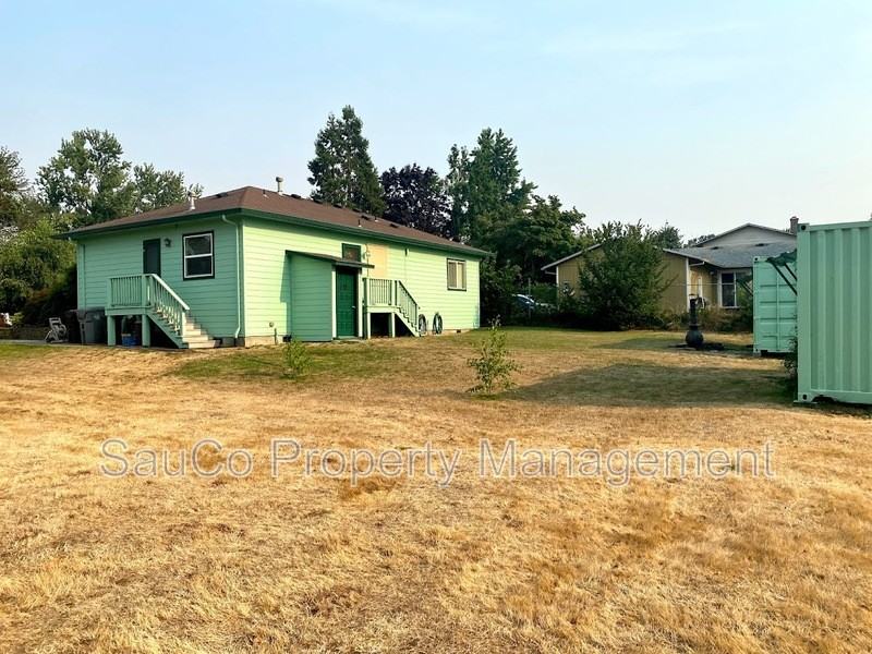 1449 N Ivy St - Photo 3 of 22