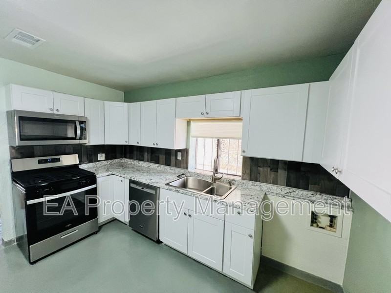 1402 Phoenix Ave Nw - Photo 4 of 13