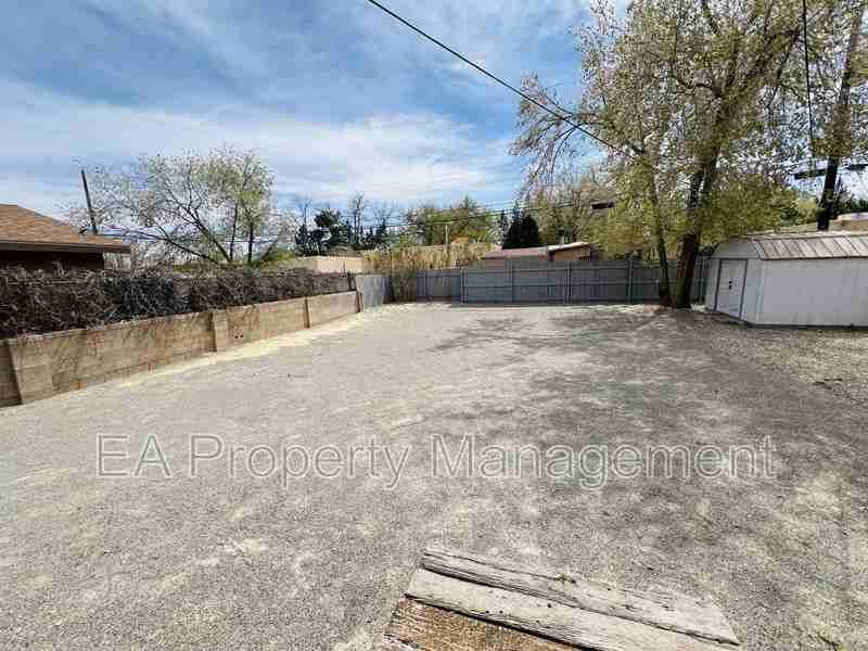 1402 Phoenix Ave Nw - Photo 6 of 13