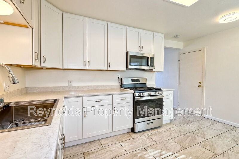 3341 Chamoune Ave - Photo 6 of 17