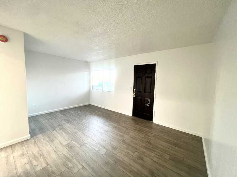 4006 Ingraham St - Photo 5 of 11