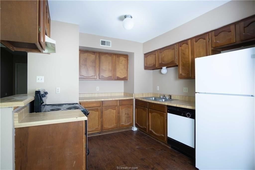 811 Yegua St Apt 2 - Photo 3 of 6