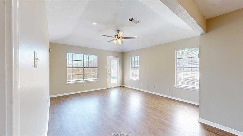 1915 Woodsman Dr - Photo 6 of 35