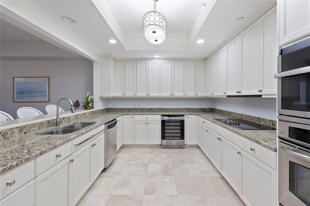 300 Beach Dr Ne - Photo 4 of 39