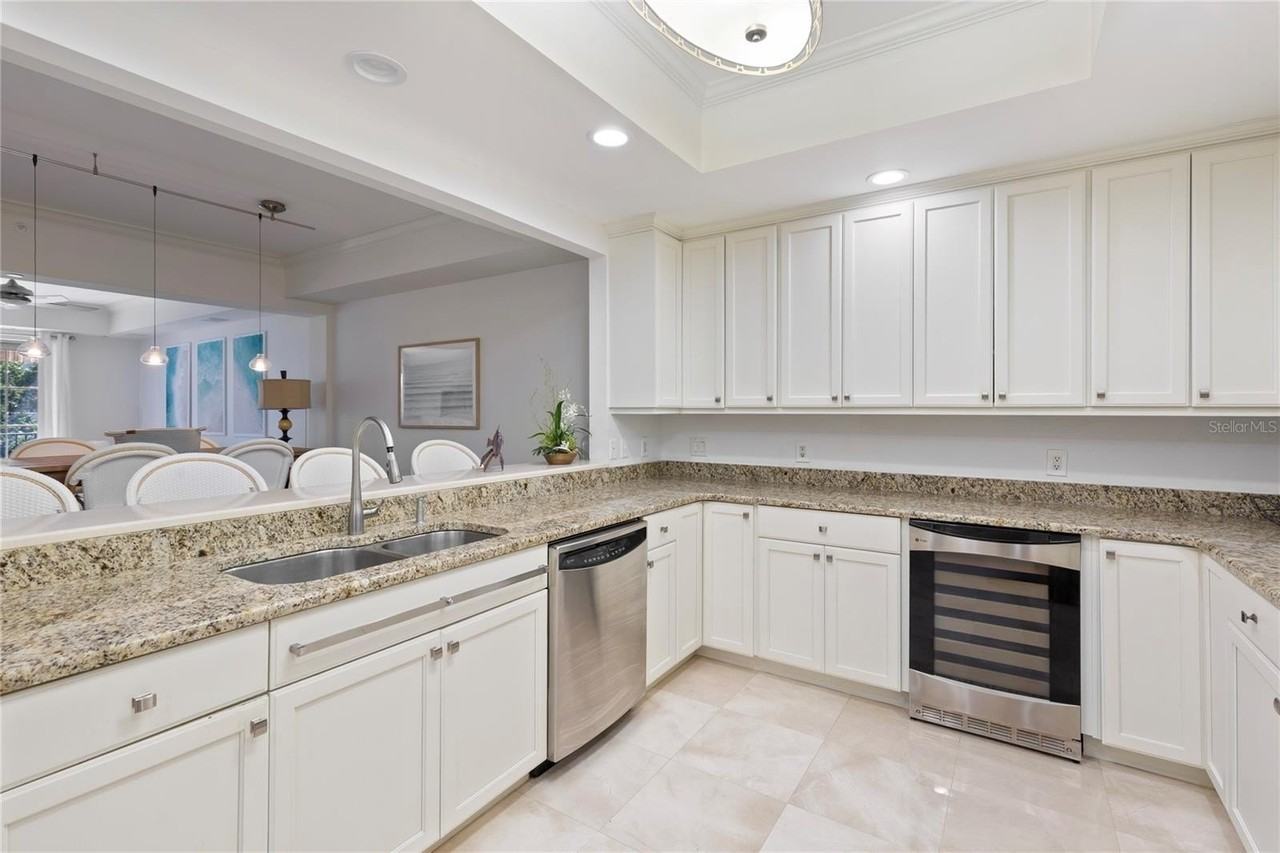 300 Beach Dr Ne - Photo 5 of 39