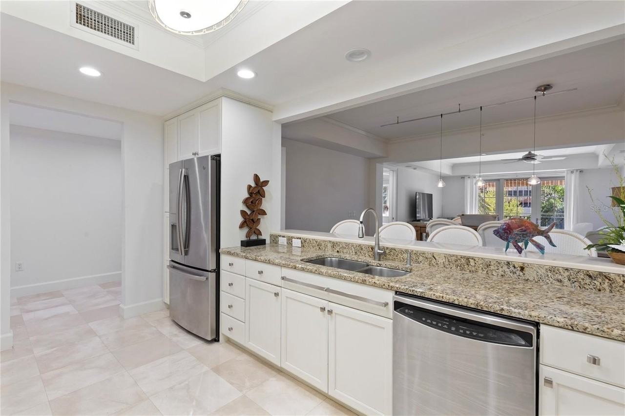 300 Beach Dr Ne - Photo 6 of 39