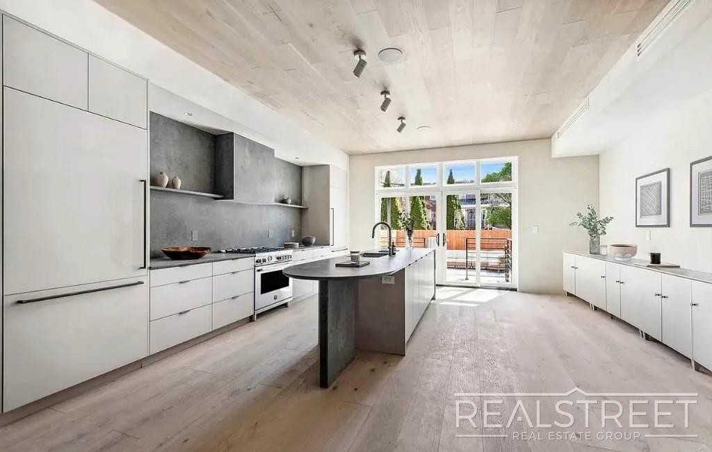 432 Fenimore St #A - Photo 3 of 16