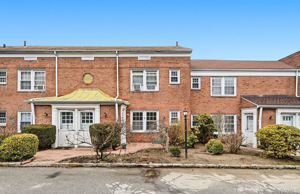 61 Davis Ave Apt E - Photo 2 of 25