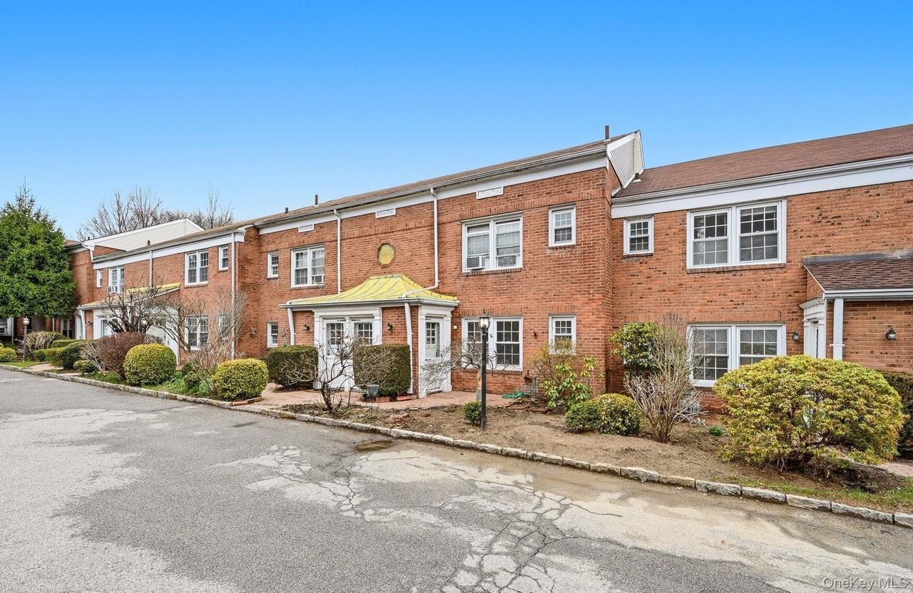 61 Davis Ave Apt E - Photo 3 of 25