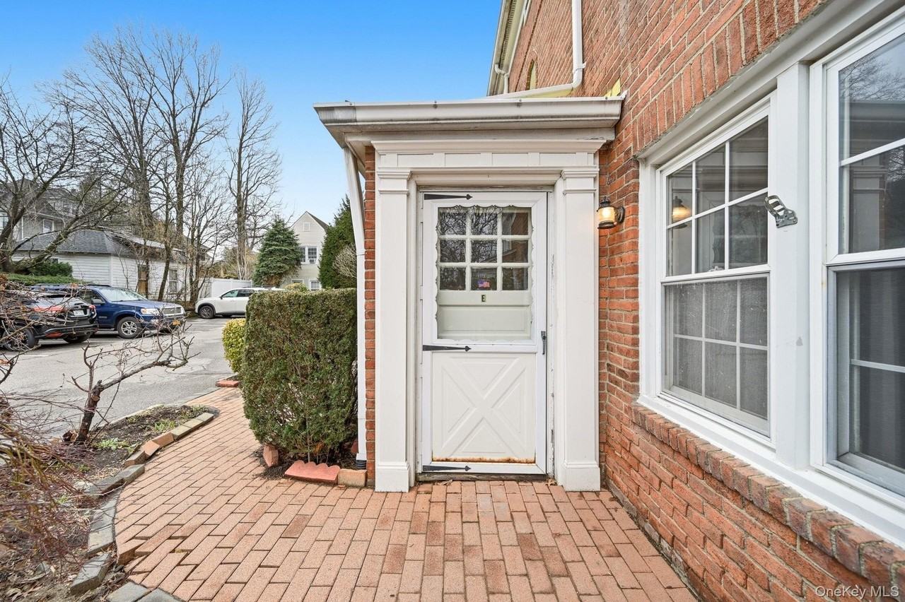 61 Davis Ave Apt E - Photo 4 of 25