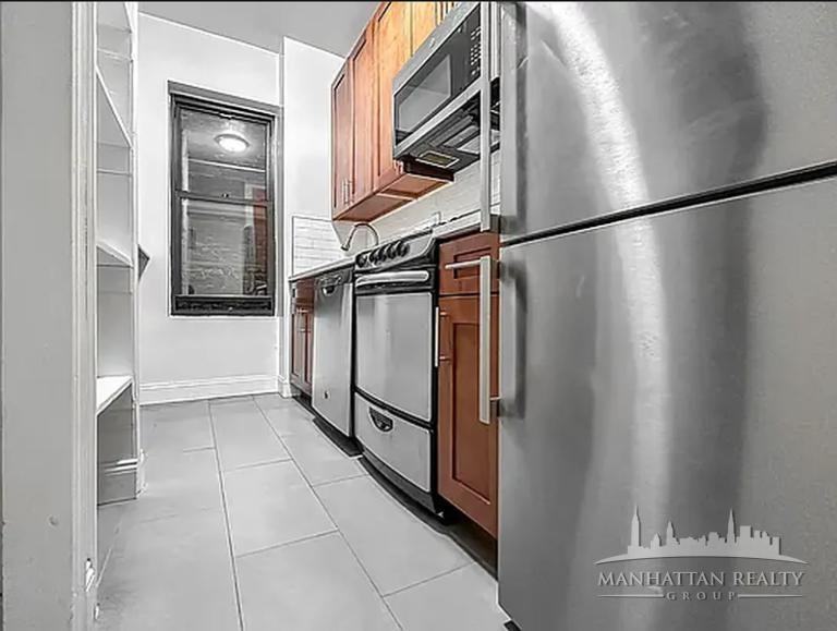 E 58th St #3E - Photo 2 of 5