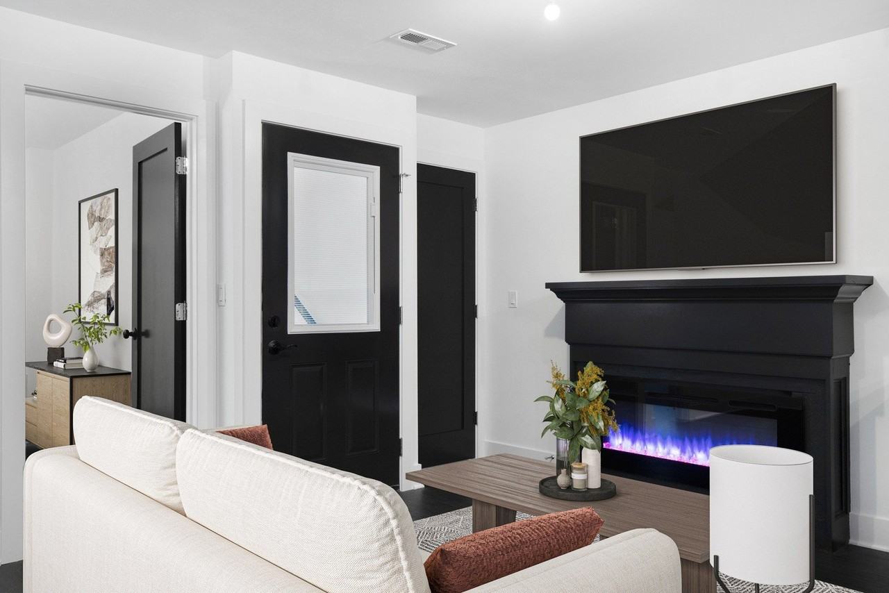 1833 S Throop St Unit G - Photo 4 of 11