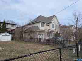 featured image of 2471 7th St