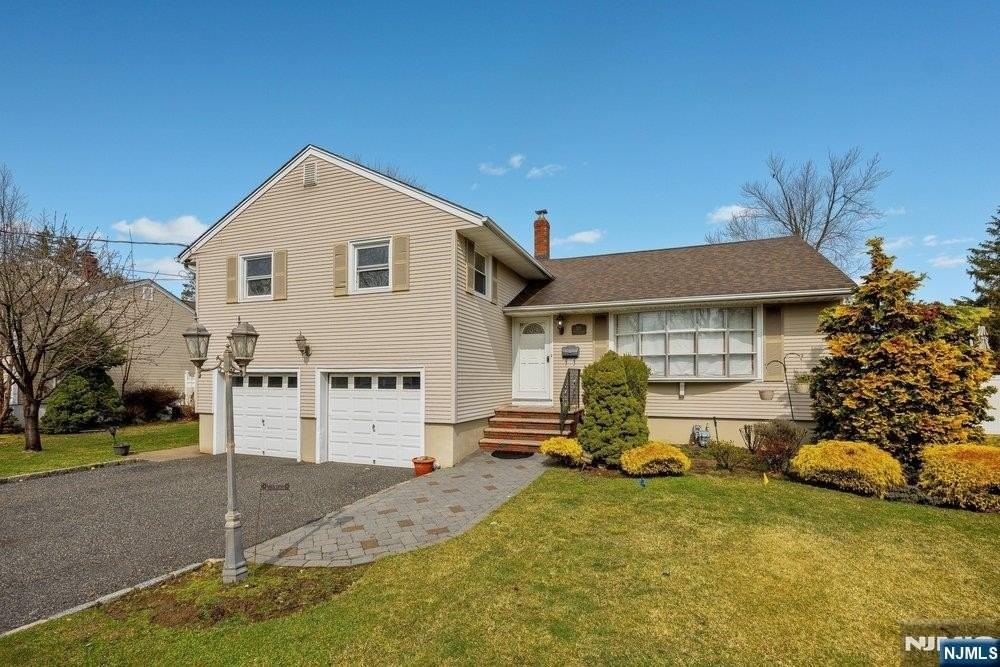 327 Webster Dr - Photo 2 of 39