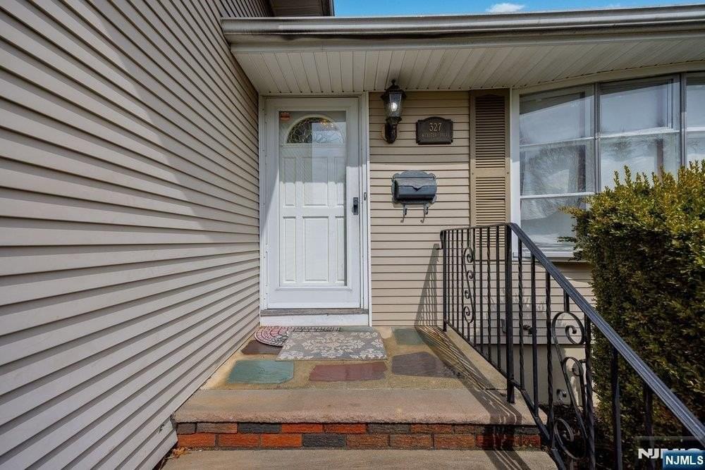 327 Webster Dr - Photo 4 of 39