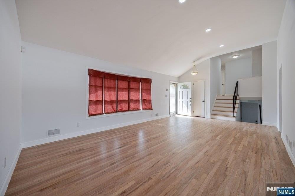 327 Webster Dr - Photo 5 of 39