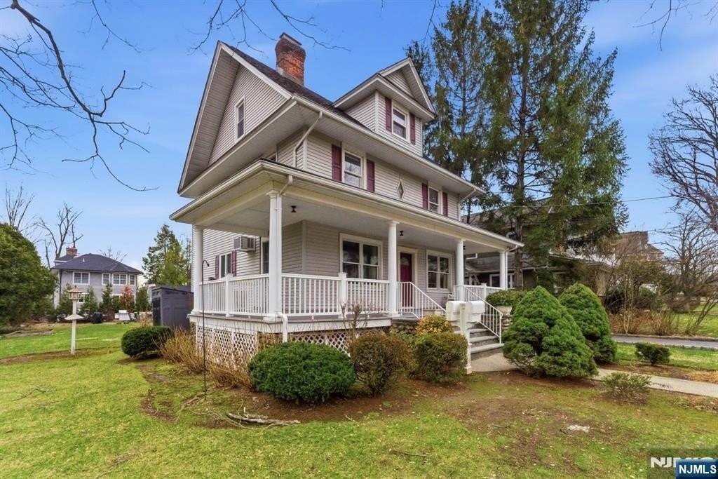 113 Oak St - Photo 2 of 20