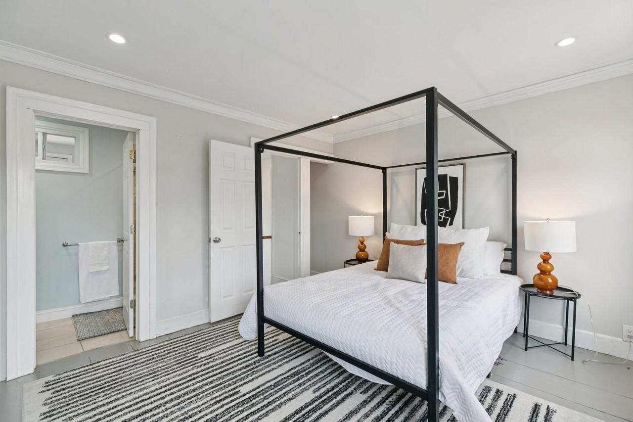 1228 Catharine St - Photo 2 of 20