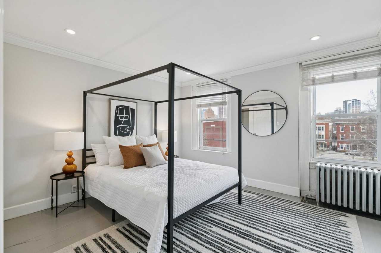 1228 Catharine St - Photo 6 of 20