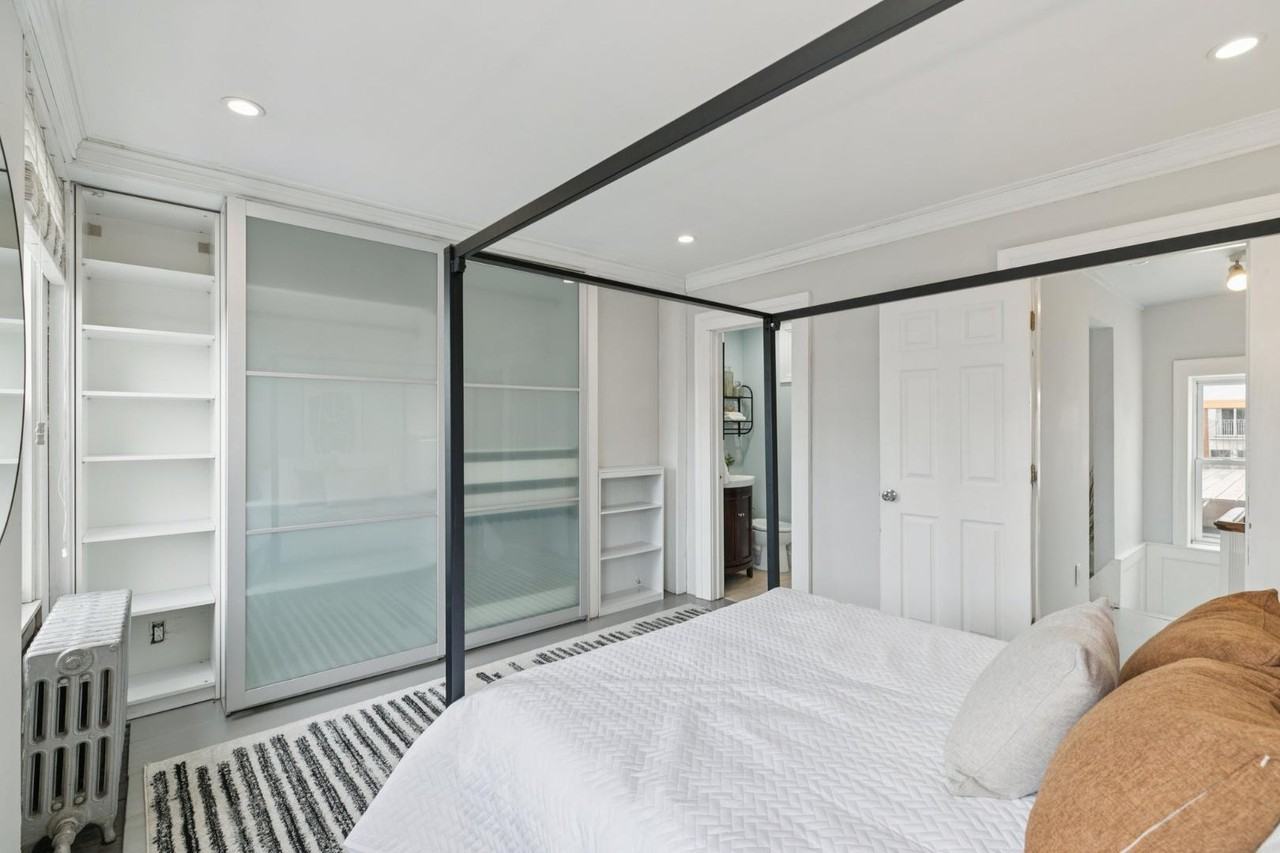 1228 Catharine St - Photo 7 of 20