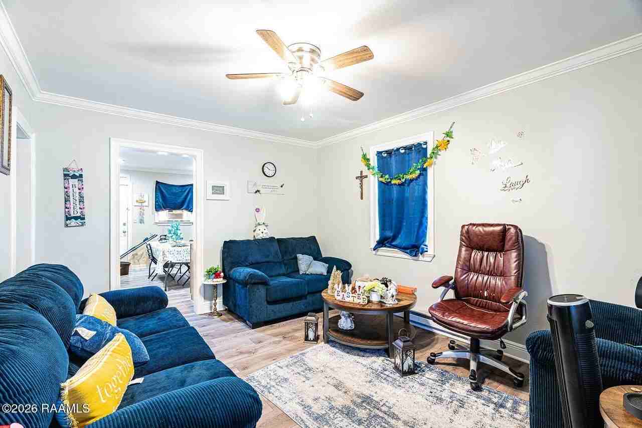 800 N Saint Antoine St - Photo 4 of 15