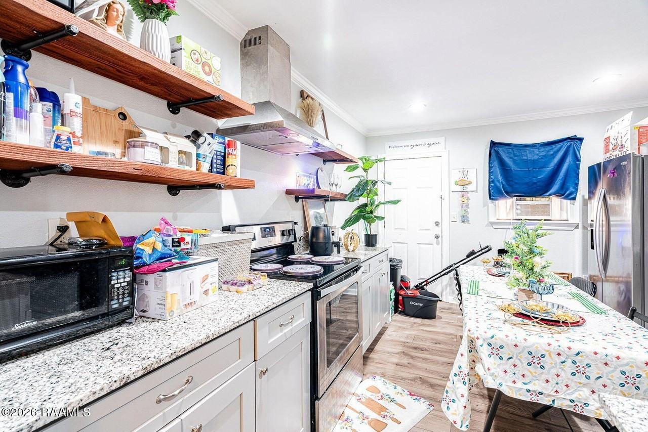 800 N Saint Antoine St - Photo 5 of 15