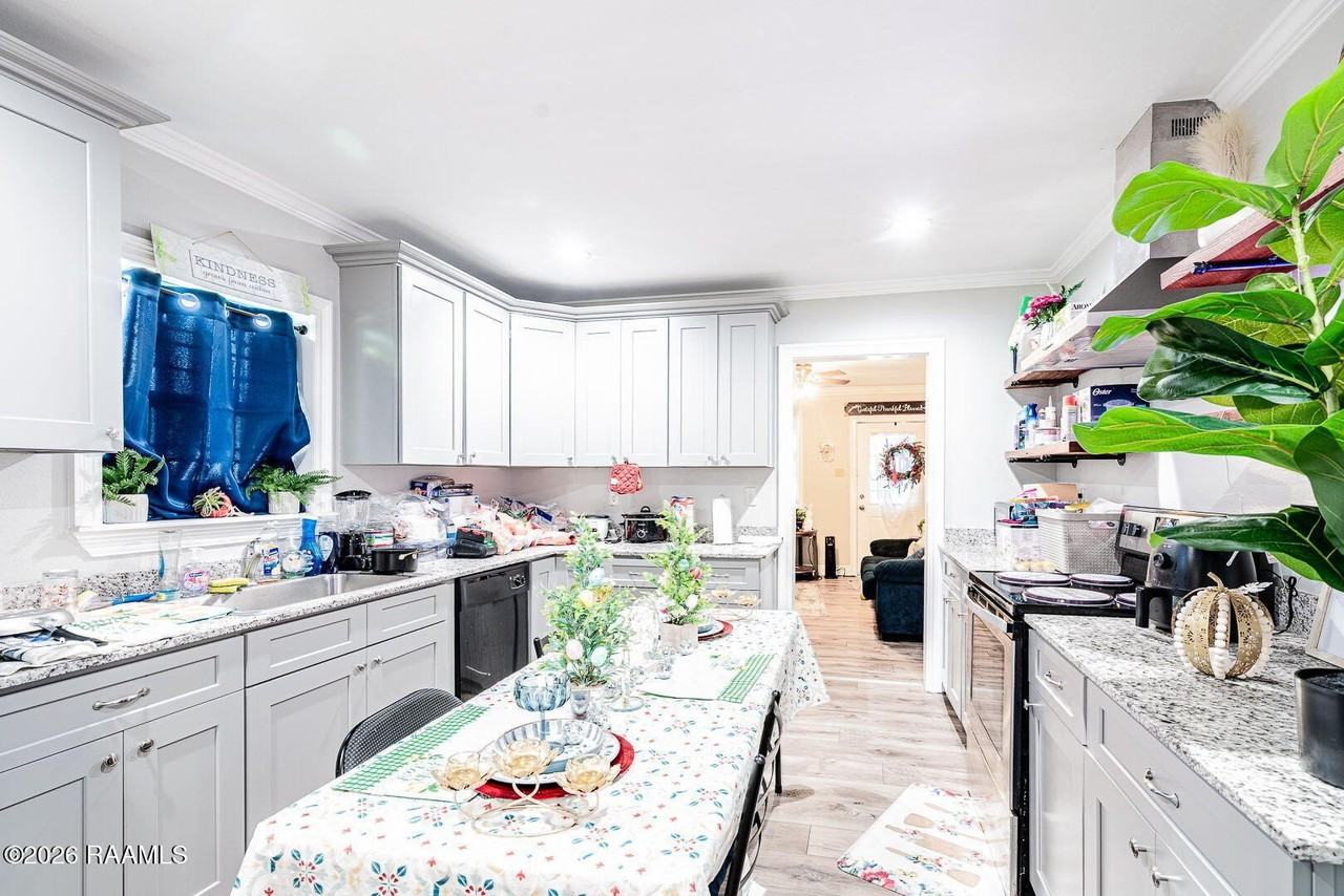 800 N Saint Antoine St - Photo 6 of 15