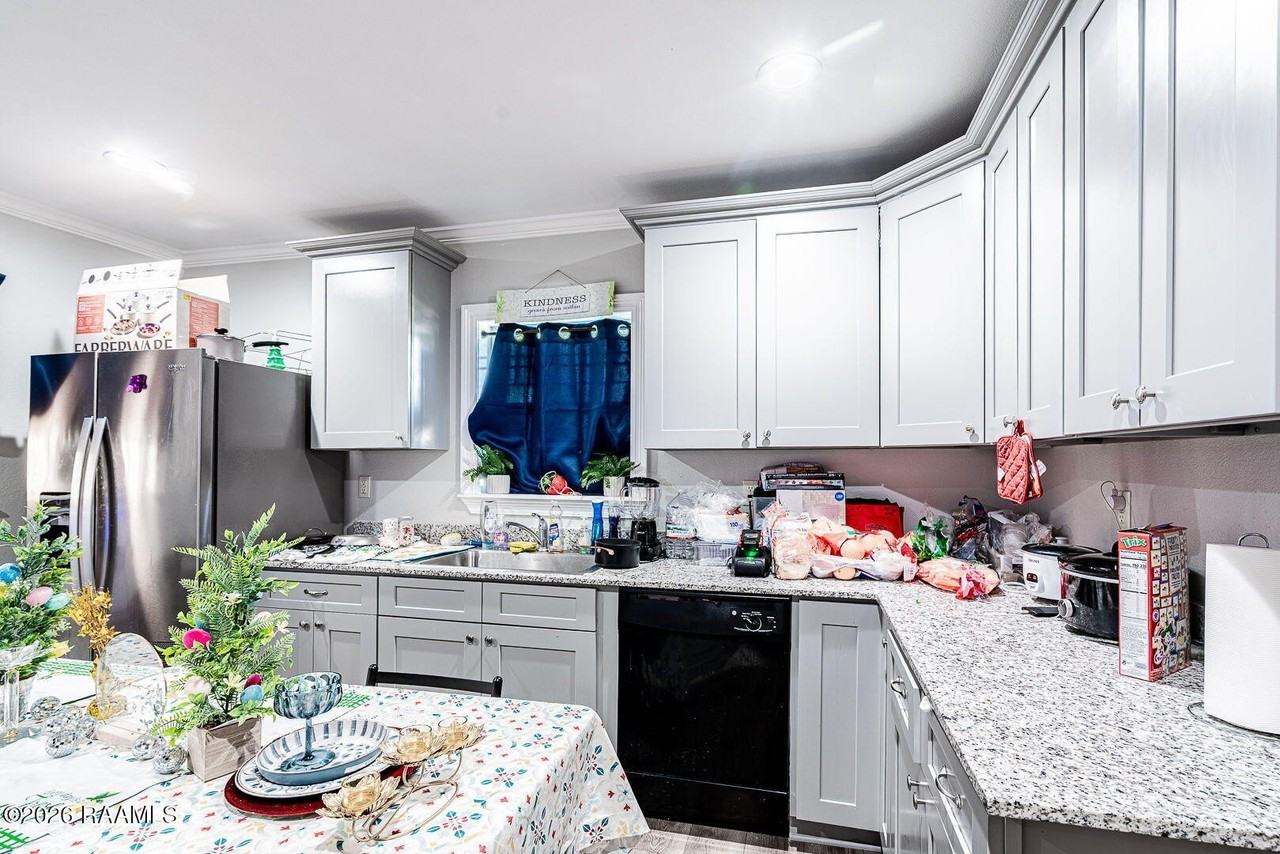 800 N Saint Antoine St - Photo 7 of 15