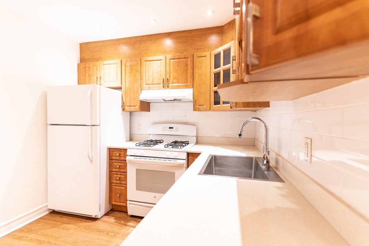 4810 Chemin Queen Mary - Photo 2 of 16