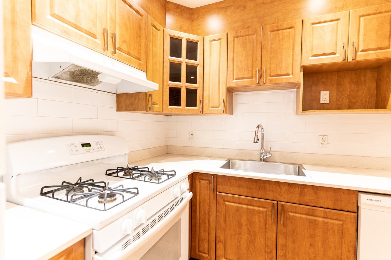 4810 Chemin Queen Mary - Photo 3 of 16