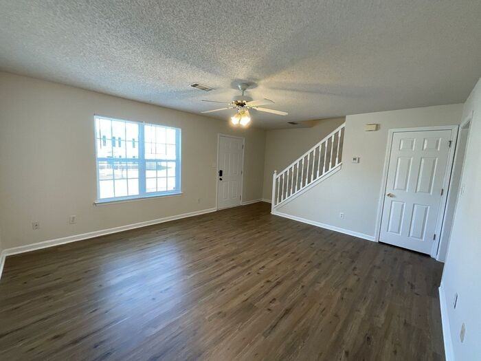 1608 Hallmark Hills Dr - Photo 2 of 20