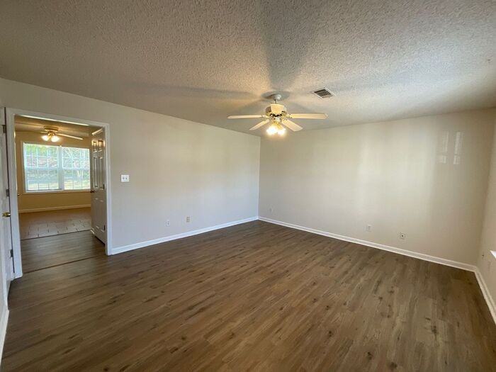 1608 Hallmark Hills Dr - Photo 3 of 20