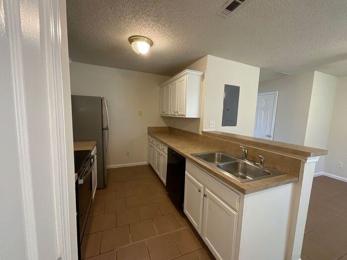 1608 Hallmark Hills Dr - Photo 6 of 20