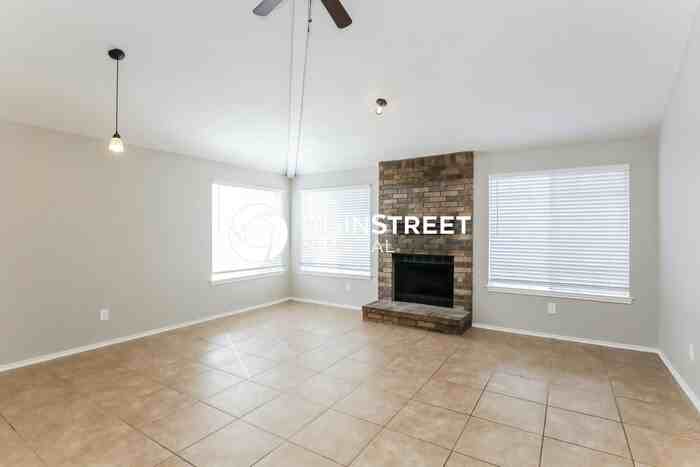 304 Meadowglen Dr - Photo 5 of 16