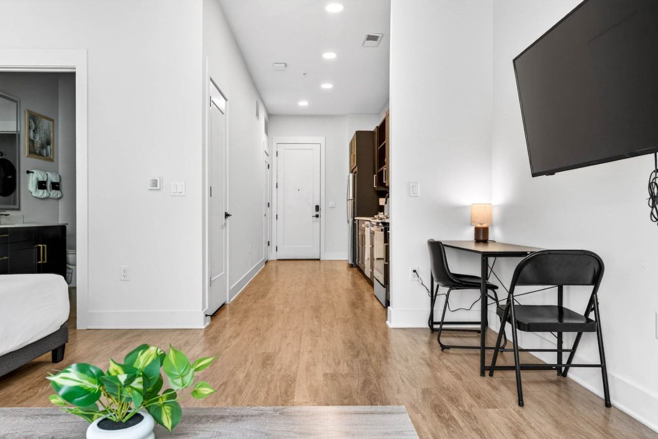 1116 Gramercy Lane - Photo 3 of 50
