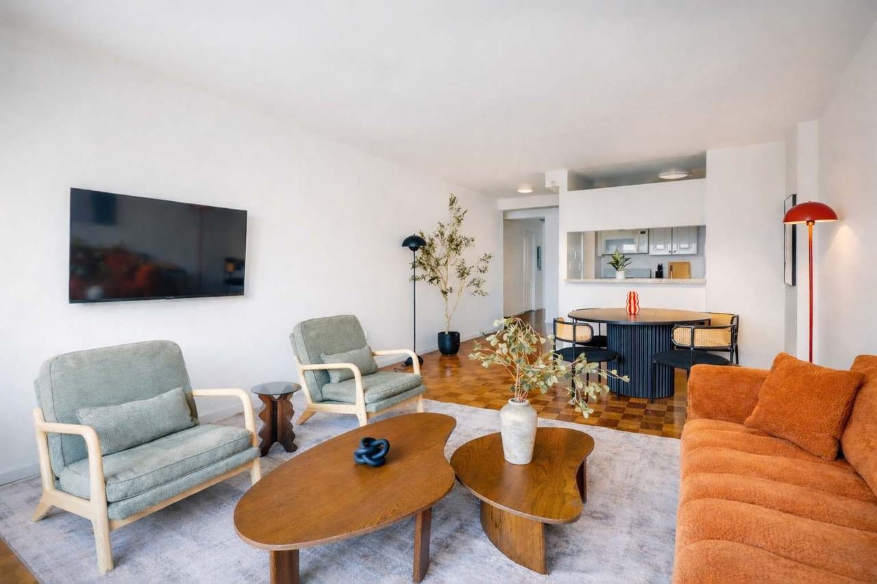 350 West 43rd Street - Photo 3 of 59